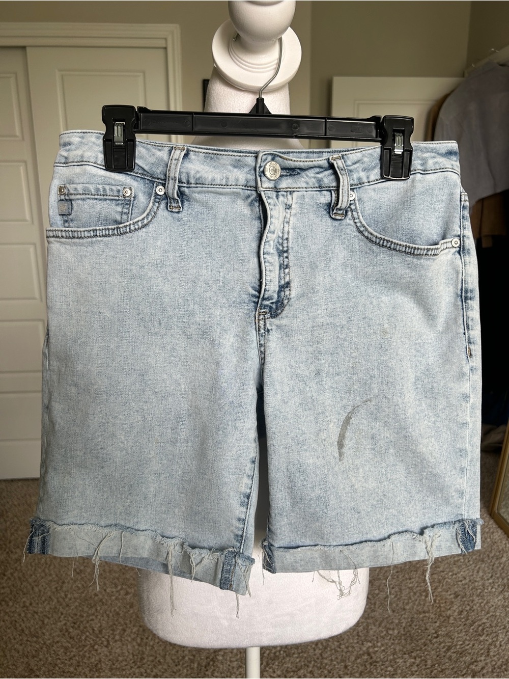SEVEN7 Relaxed Bermuda Cuffed Jean Shorts Jorts Acid Wash Women’s Size 8